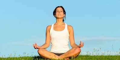 Technik zur Durchführung von Übungen zum Abnehmen im Bauch- und Seitenbereich.